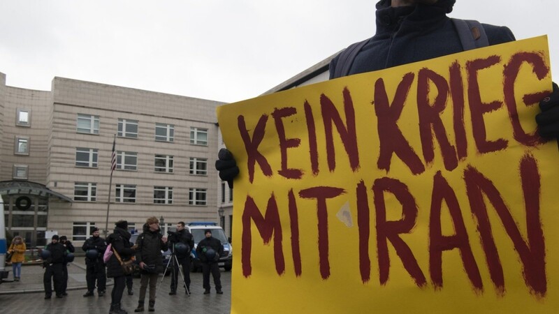 Demonstranten protestierten in Berlin unweit der US-amerikanischen Botschaft gegen einen Militärangriff der USA in Bagdad. Durch die Kriegshandlungen wird das deutsch-iranische Verhältnis erschwert.