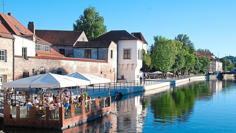 Seit 2013 schwimmt vor der Gaststätte Isarklause Landshuts erstes Gastronomiefloß - nun wird ein weiteres auf Höhe des "Alt Landshut" beantragt.