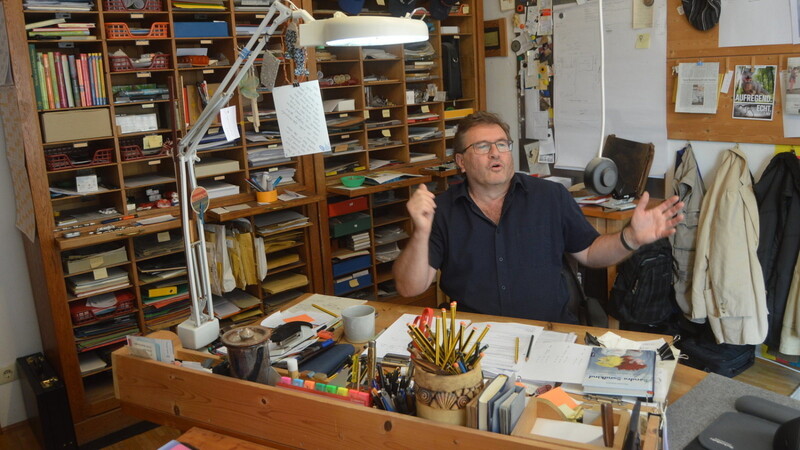 In seinem Arbeitszimmer sammelt Thomas Schmid an der Wäscheleine die Notizen für seine Bücher, bevor er sich an den Computer setzt.