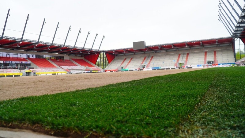 Das Jahnstadion Regensburg bekommt einen neuen Rasen.