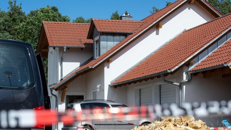 In diesem Einfamilienhaus in Schwandorf sind am Montag zwei Leichen entdeckt worden.