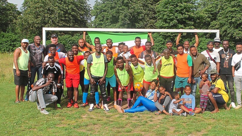 Hier war noch alles in Ordnung - mittlerweile sind die Spieler des FC Sierra Leone mit ihren Familien in aller Herren Länder verstreut. Georg Giftthaler (hinten links) kämpft weiter für ihr Bleiberecht.