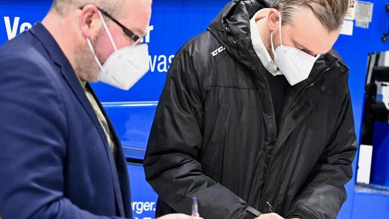 Hat für zwei weitere Jahre bei den Eisbären Regensburg unterschrieben: Trainer Max Kaltenhauser (rechts).
