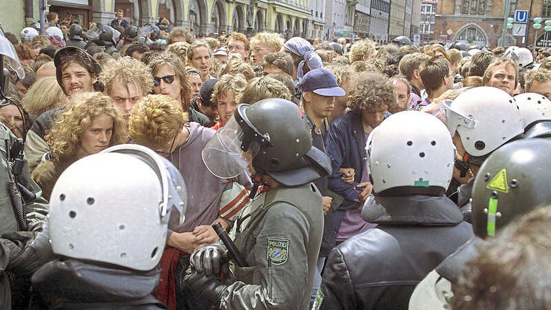Erster Großeinsatz - und gleich viel Kritik: Als Demonstranten gegen den G-7-Wirtschaftsgipfel in München am 7. Juli 1992 die Absperrung am Odeonsplatz durchbrechen wollten kam es auch zu handgreiflichen Auseinandersetzungen mit der erst einige Jahre zuvor gegründeten USK-Einheit.