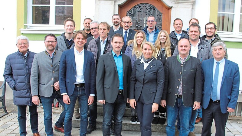 Diese CSU-Kandidaten (vier fehlten entschuldigt) bewerben sich um einen Platz im Bad Kötztinger Stadtrat. Mit im Bild die beiden Abgeordneten Karl Holmeier (r.) und Dr. Gerhard Hopp (2.v.l.) sowie CSU-Ehrenvorsitzender Theo Zellner (l.).