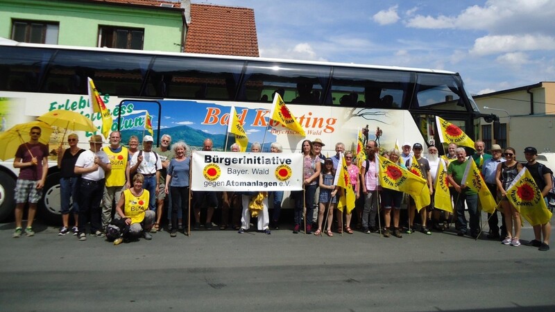 Zahlreiche Vertreter aus Deutschland beweisen Solidarität und unterstützen die tschechischen Atomkraftgegner.
