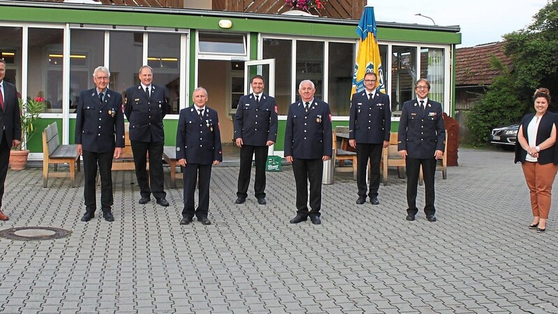 Seit 50 Jahren aktiv im Dienst sind Hubert Pusl (Zweiter von links) von der Feuerwehr Roding sowie Hans Stolz (Vierter von links) und Karl-Heinz Pietzsch (Vierter von rechts) von der Feuerwehr Wiesing.