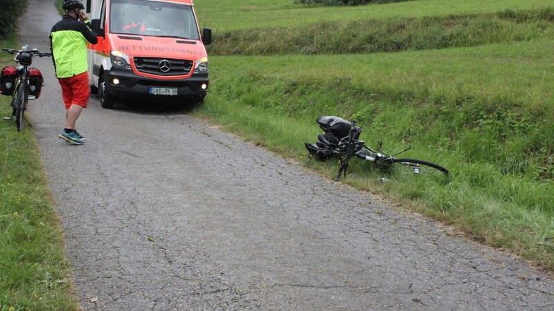 Bei Nahenfürst sind am Sonntagvormittag zwei Radfahrer gestürzt, eine Frau kam mit schweren Verletzungen ins Krankenhaus, ihr Ehemann erlitt leichte Verletzungen.