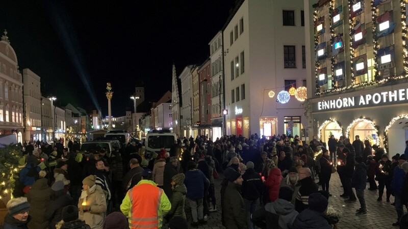 Am Montagabend haben sich in ganz Niederbayern wieder hunderte Menschen zu "Spaziergängen" im Protest gegen die Corona-Maßnahmen versammelt - wie etwa hier am Straubinger Stadtplatz.