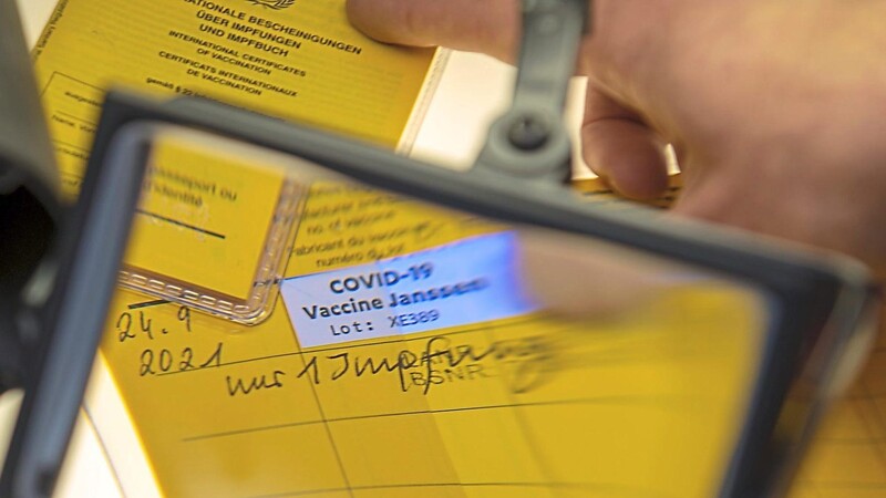 Ein gefälschter Impfpass unter der Lupe. Auf den ersten Blick ist es kaum zu erkennen, ob ein Fake vorliegt oder nicht. Es gibt aber Anhaltspunkte und nicht zuletzt die Chargennummer.