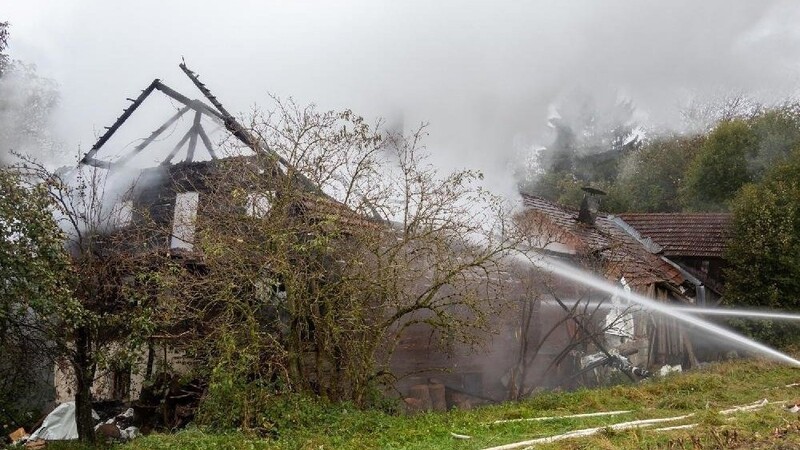 Feuerwehreinsatz am frühen Donnerstagmorgen in der Nähe von Schaufling im Landkreis Deggendorf. Dort brannte ein Wohnhaus.
