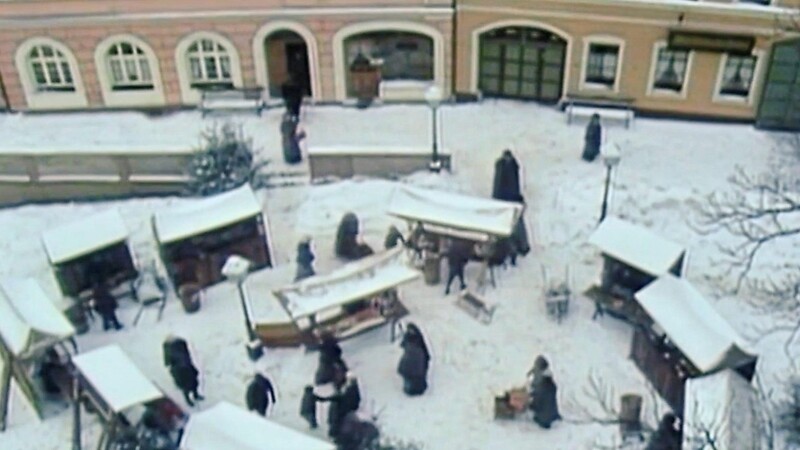 Hauptdrehort war der südliche Stadtplatz vor dem Café Rathaus. Deutlich sichtbar, wie schneereich Furth im Wald damals war.