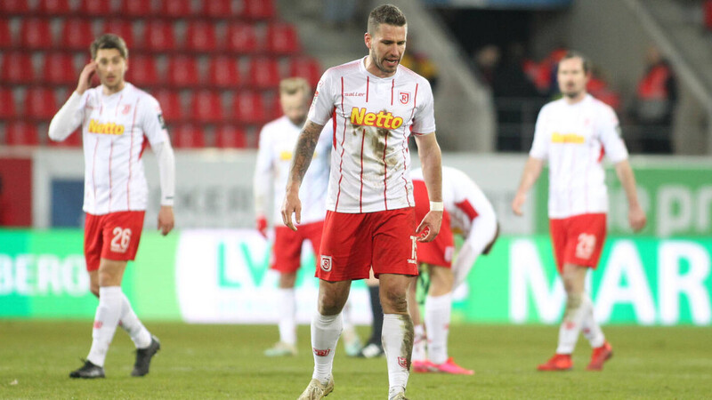 Jahn-Kapitän Marco Grüttner (vorne) zeigte seinen Ärger nach der Heimniederlage gegen Dynamo Dresden.