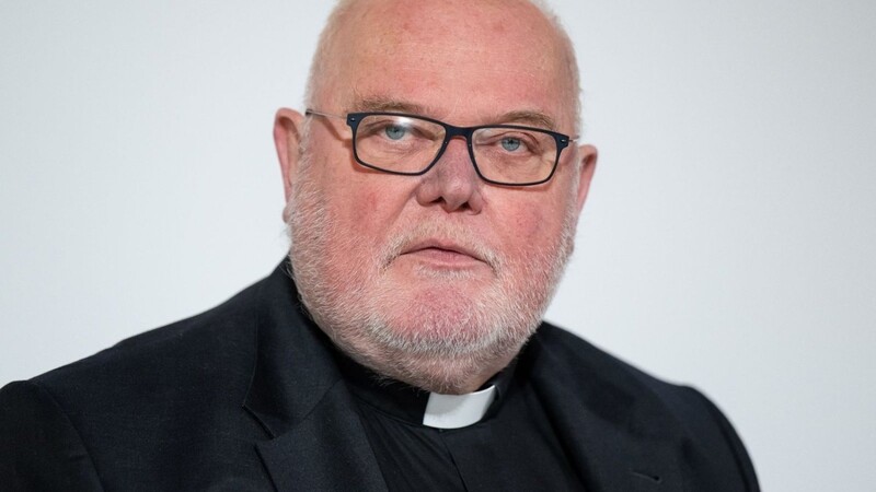 Der Münchner Kardinal Reinhard Marx nimmt an einer Pressekonferenz teil.