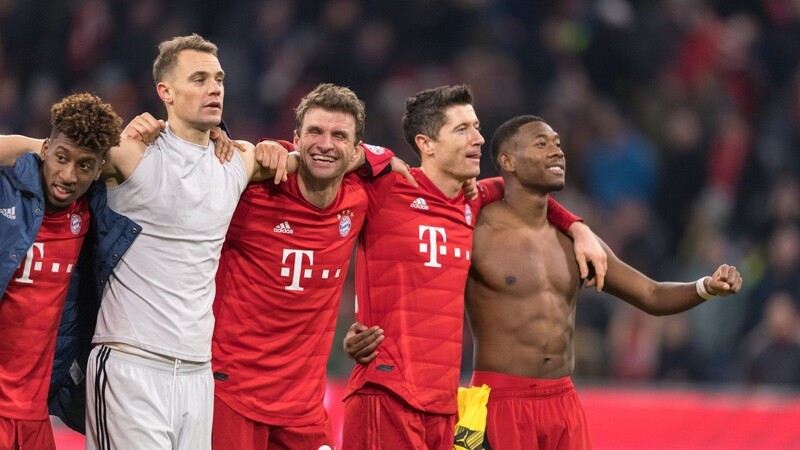 Die Verträge von Manuel Neuer (2.v.l.), Thomas Müller (m.) und David Alaba (r.) laufen im Sommer 2021 aus.