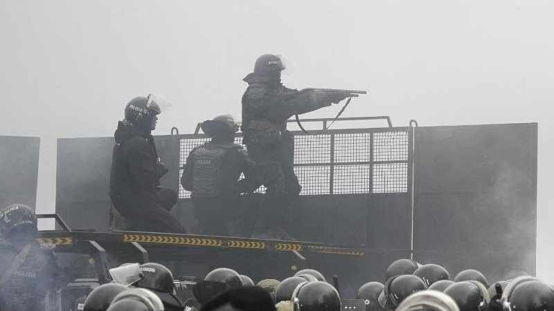 Schwerbewaffnte Bereitschaftspolizisten in Almaty blockieren eine Straße, um Demonstranten aufzuhalten.