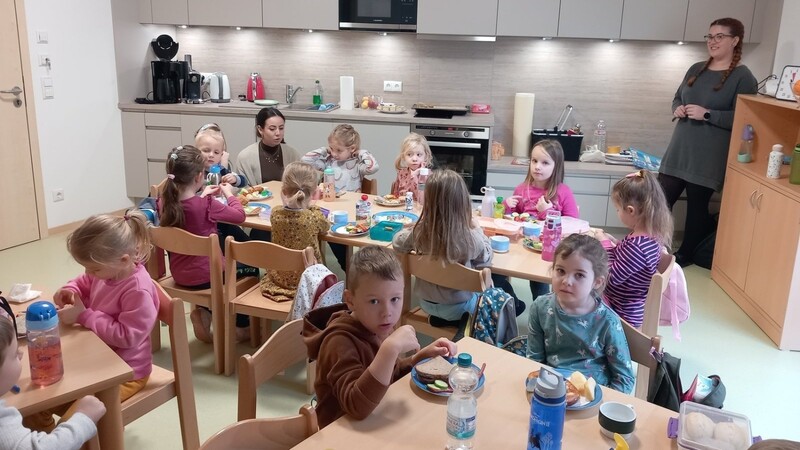 Im Kindergarten bei der Brotzeit: Im Kinderhaus gibt es eine eigene vollständige Küchenausstattung.