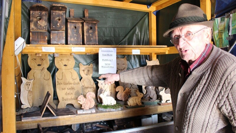 Mit seinem Stand fährt Toni Hecht sämtliche Märkte ab, um seine Holzarbeiten, Reisigbesen und Bücher zu verkaufen.