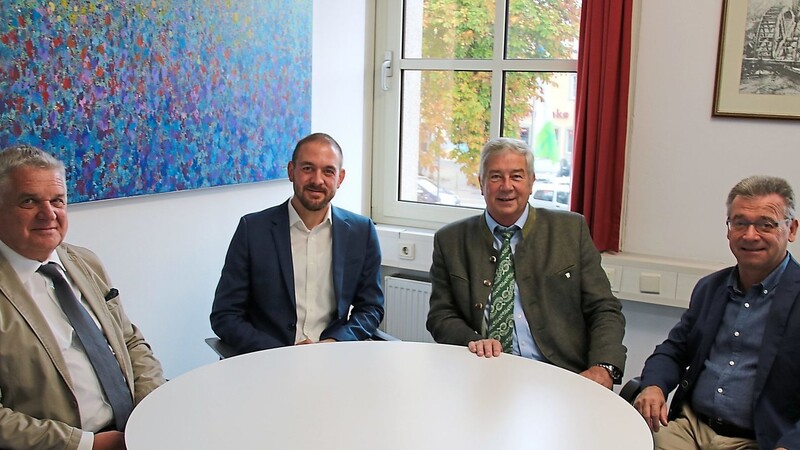Bürgermeister Erich Schmid (2. v. r.) und Geschäftsleiter Josef Hofmeister (r.) freuen sich auf die Zusammenarbeit mit Philipp Rausch (2. v. l.). Links im Bild Kämmerer Harald Kappl.