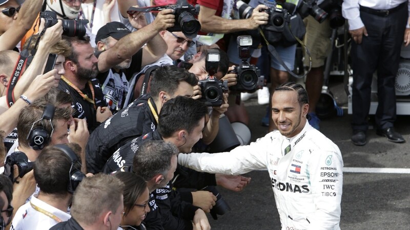 STOLZ AUF SEIN TEAM ist Mercedes-Starpilot Lewis Hamilton.