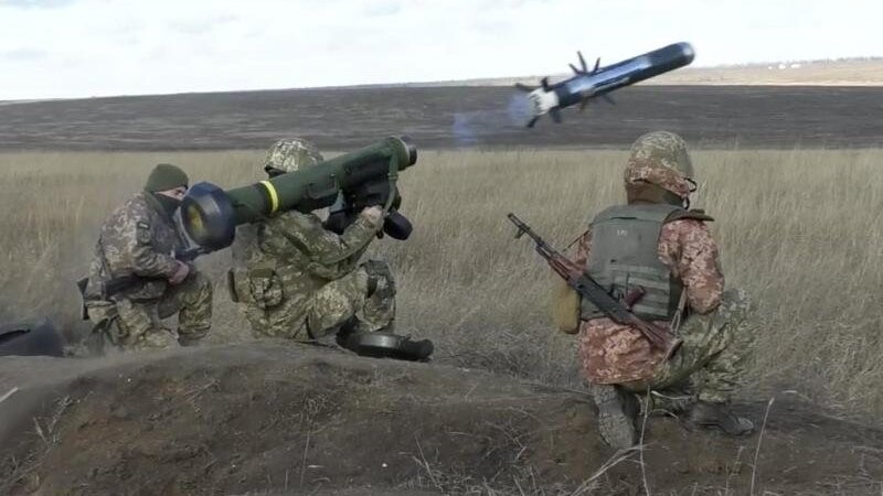 Das vom ukrainischen Verteidigungsministerium veröffentlichte Foto zeigt ukrainische Soldaten, die während einer Übung eine Rakete abfeuern.