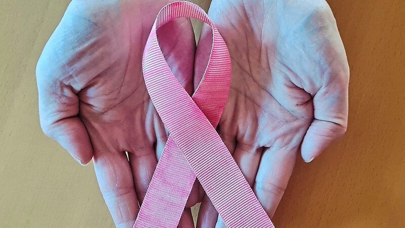 Die rosa Schleife steht als ein Symbol für Brustkrebs.