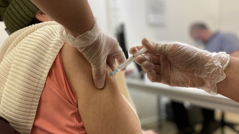 Sobald frische Ampullen eintreffen, wird in der Kumhausener Impfstation das Vakzin gespritzt.