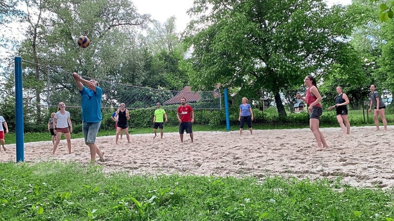 Eine WhatsApp-Gruppe aus Pösing kommt regelmäßig nach Roding, um Beachvolleyball zu spielen.