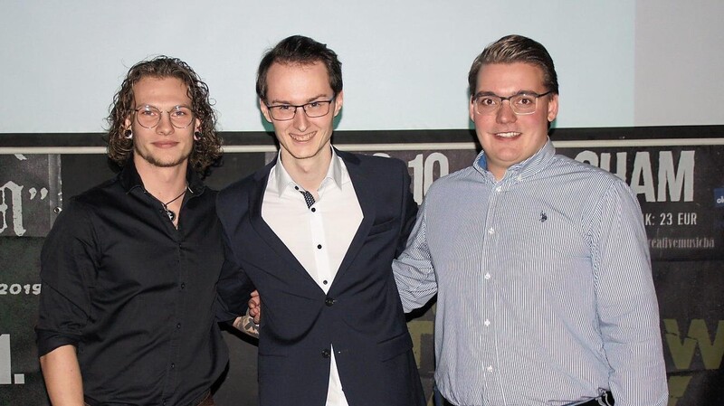 Kay Heidemann (links) und Franz Hiebl (rechts) bedankten sich bei Tobias Reittinger für seine engagierte Arbeit.