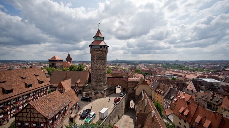 Neben Nürnberg möchten auch Hannover, Hildesheim, Magdeburg und Chemnitz Kulturhauptstadt Europas 2025 werden. Auf dem Foto ist die Kaiserburg in Nürnbergs Altstadt zu sehen (Archiv).