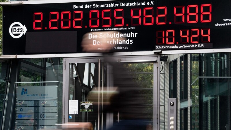 Die Schuldenuhr am Gebäude des Bundes der Steuerzahler in Berlin-Mitte zeigt die Gesamtschuldenlast von Bund, Ländern und Gemeinden an (Symbolbild).