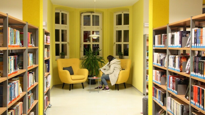 Jetzt wird's gemütlich: Eine Leserin nutzt bereits einen der neuen Sessel in der Chamer Bücherei.