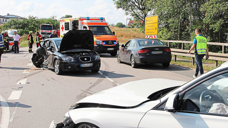 Vier Fahrzeuge waren beim Unfall an der Abzweigung nach Unterlintach beteiligt.