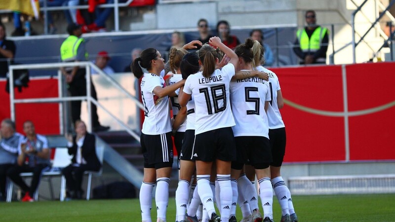 Die deutsche Frauen-Nationalmannschaft hat das letzte Testspiel vor der WM gegen Chile mit 2:0 gewonnen.