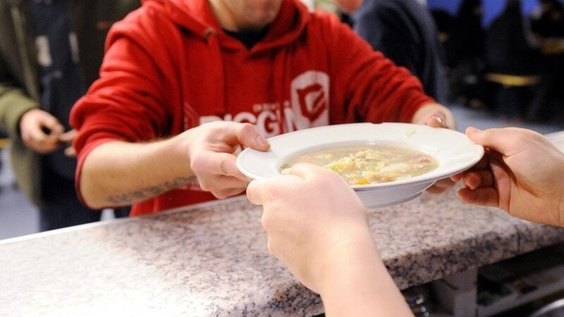 Ein Obdachloser bekommt am 03.02.2012 in der Stadtmission in Berlin etwas zum Essen.