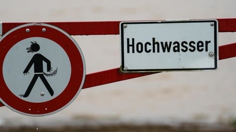 Der Wasserstand der Isar in Landshut steigt deutlich. Zahlreiche Wege an der Isar sind daher gesperrt. (Symbolfoto)