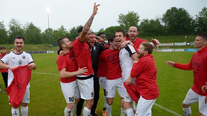 Grund zum Feiern: Der VfB Straubing hat den Aufstieg in die Landesliga geschafft.