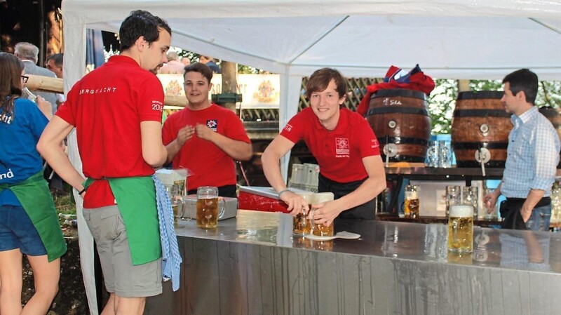 Die Bergwachtler mit Vorjahresritter Matthias Schweitzer (Zweiter von rechts) an der Bierschenke. Beim Bergfest gibt es das Bier der Herzogauer Brauerei.