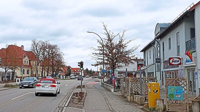 Die Tegernheimer Hauptstraße ist zugleich eine Staatsstraße. Tempo 30 könnte die Aufenthaltsqualität in Eiscafés und Biergärten erhöhen, das gilt aber laut Verkehrsbehörden nicht als zwingender Grund.