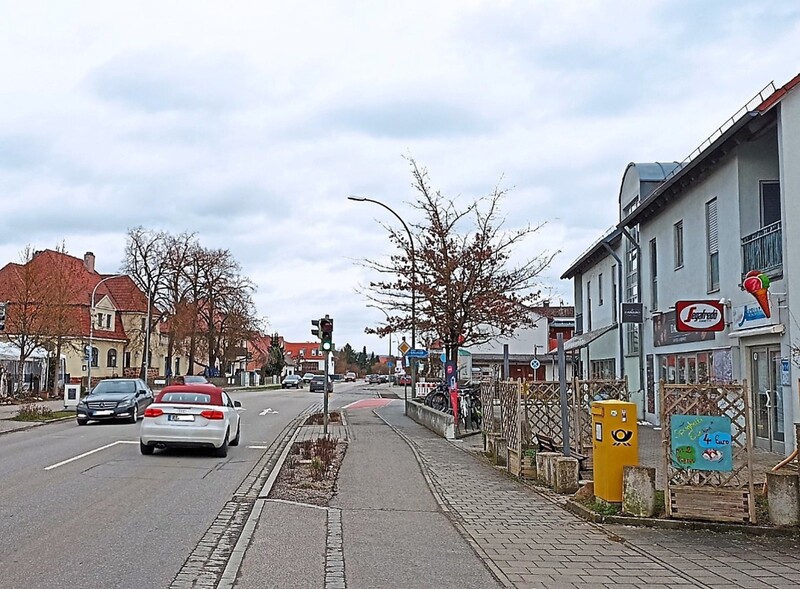 Die Tegernheimer Hauptstraße ist zugleich eine Staatsstraße. Tempo 30 könnte die Aufenthaltsqualität in Eiscafés und Biergärten erhöhen, das gilt aber laut Verkehrsbehörden nicht als zwingender Grund. 