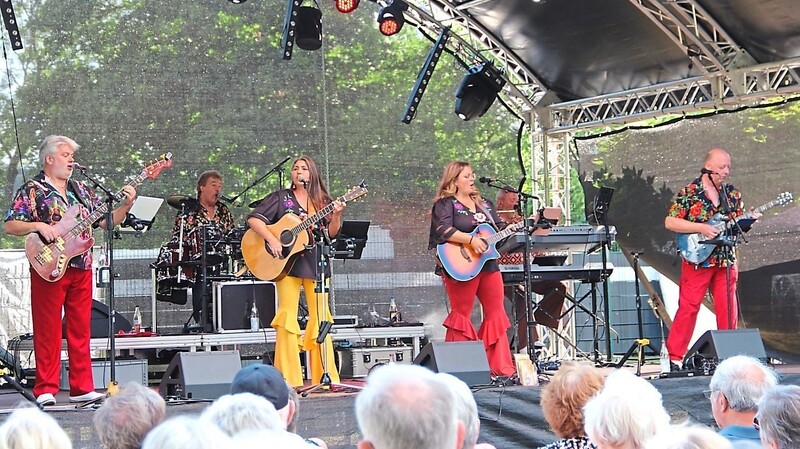 Die Band "Schlageranfall" wusste das Eichendorfer Publikum musikalisch zu unterhalten.