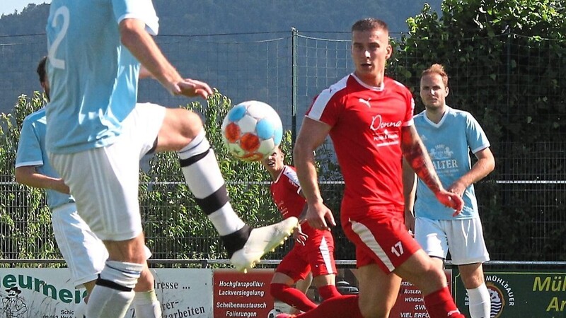 Michal Hvezda (rotes Trikot) geht in der kommenden Landesliga-Saison für die Rosenkranzler auf Torejagd.