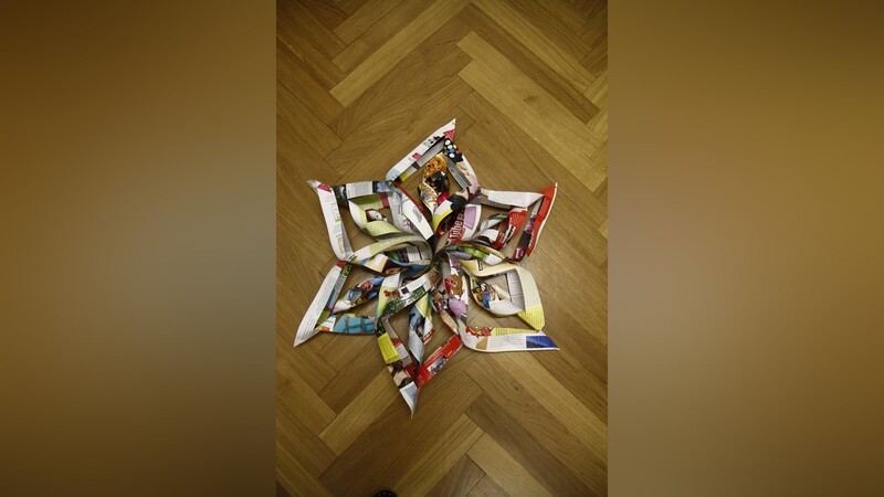 Eine alte Zeitschrift landet nicht im Müll, sondern wird zum großen Weihnachtsstern. Die Quadrate des Freistunde-Sterns haben eine Seitenlänge von etwa 20 Zentimetern.