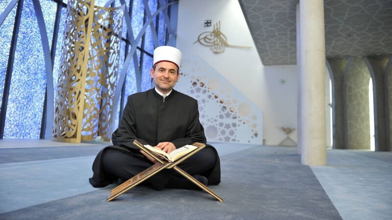 Benjamin Idriz in der Penzberger Moschee. Der liberale Imam und seine Gemeinde stehen bayernweit für gelungene Integration.