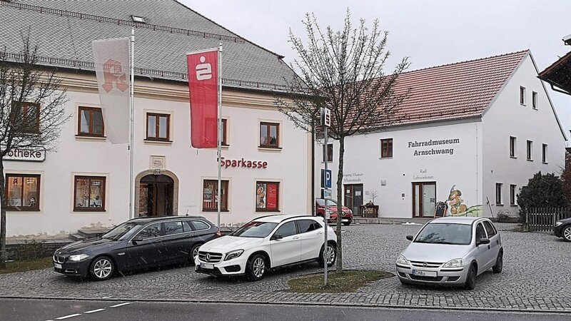 Einen Tag nach dem Überfall auf die Sparkasse in Arnschwang ist wieder Ruhe eingekehrt. Die Bankmitarbeiter gehen wieder ihrer Arbeit nach; die Polizei sucht weiterhin nach dem flüchtigen Räuber.