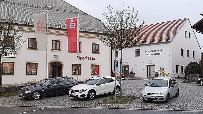 Einen Tag nach dem Überfall auf die Sparkasse in Arnschwang ist wieder Ruhe eingekehrt. Die Bankmitarbeiter gehen wieder ihrer Arbeit nach; die Polizei sucht weiterhin nach dem flüchtigen Räuber.