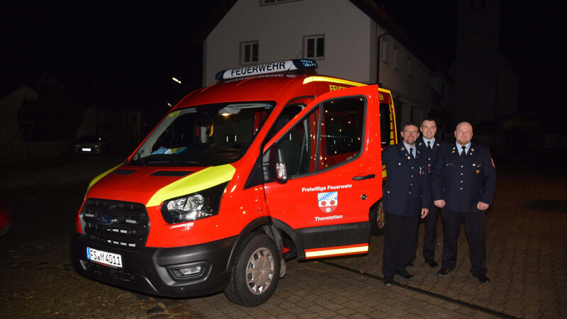 Freude bei der Feuerwehr Thonstetten über den neuen Mannschaftstransportwagen, den (v. l.) Vorsitzender Martin Holzner, Zweiter Kommandant Reinhard Meilinger und Kommandant Martin Hörhammer präsentieren.