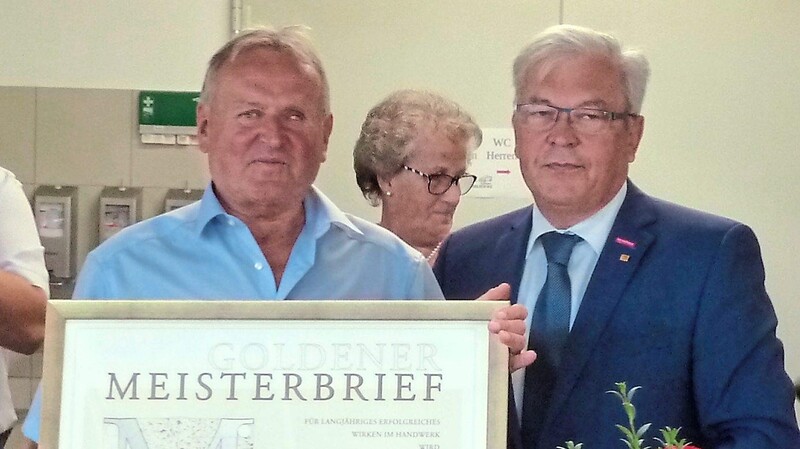 Den Goldenen Meisterbrief überreichte HWK-Vizepräsident Gerhard Ulm (rechts) an Johann Wittmann.