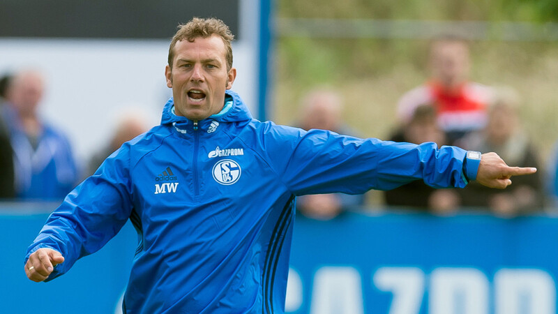 Markus Weinzierl erstmals im Schalker Outfit auf dem Trainingsplatz.