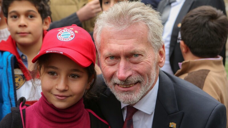 Paul Breitner, Markenbotschafter des FC Bayern, in der iranischen Hauptstadt Teheran: Auch dort kennt fast jedes Kind die Bayern-Legende. So freut sich diese Mädchen nicht nur über die Kappe, sondern strahlt auch wegen des Fotos.